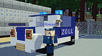 Screenshot aus dem Minecraft Videospiel, der einen aus Spielblöcken erstellten LKW im Hintergrund zeigt.  Im Vordergrund stehen ein Zoll-Auto und ein Zollbeamter, der den LKW kontrolliert.